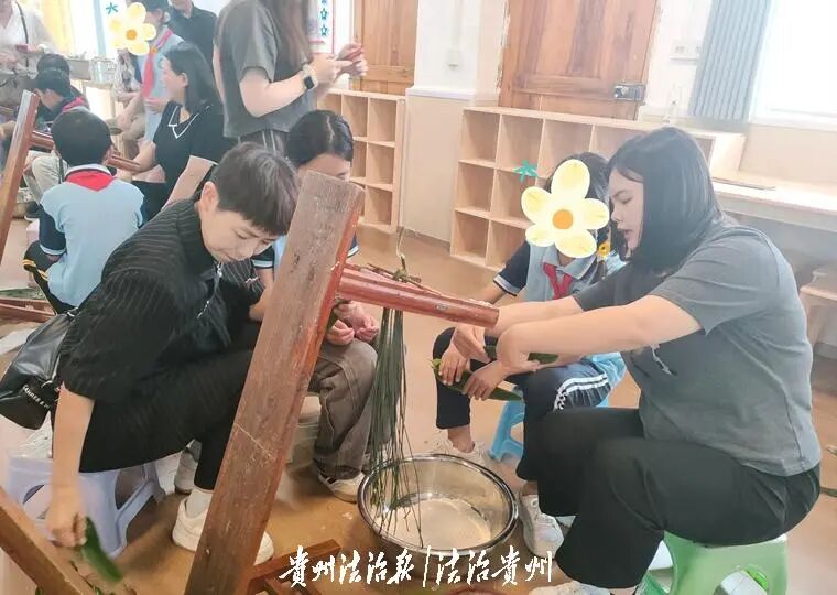 干妈与结对儿童一起包粽子.jpg