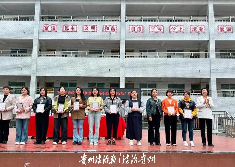 发放“干妈聘书”.jpg