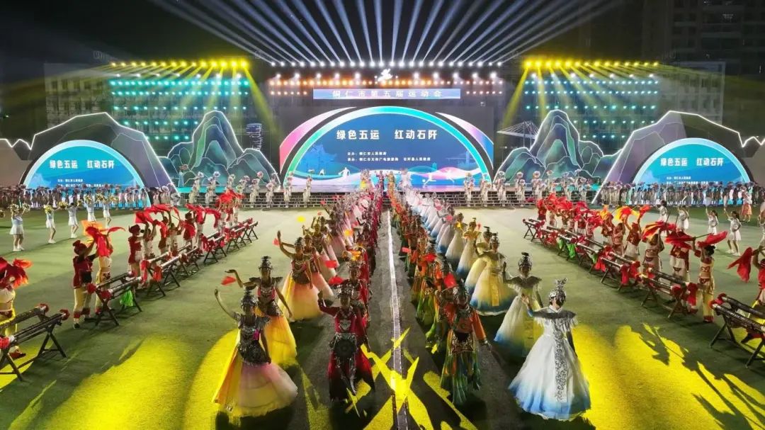 4开幕式80名穿着民族盛装的民族姑娘挥舞小国旗走入会场。.jpg