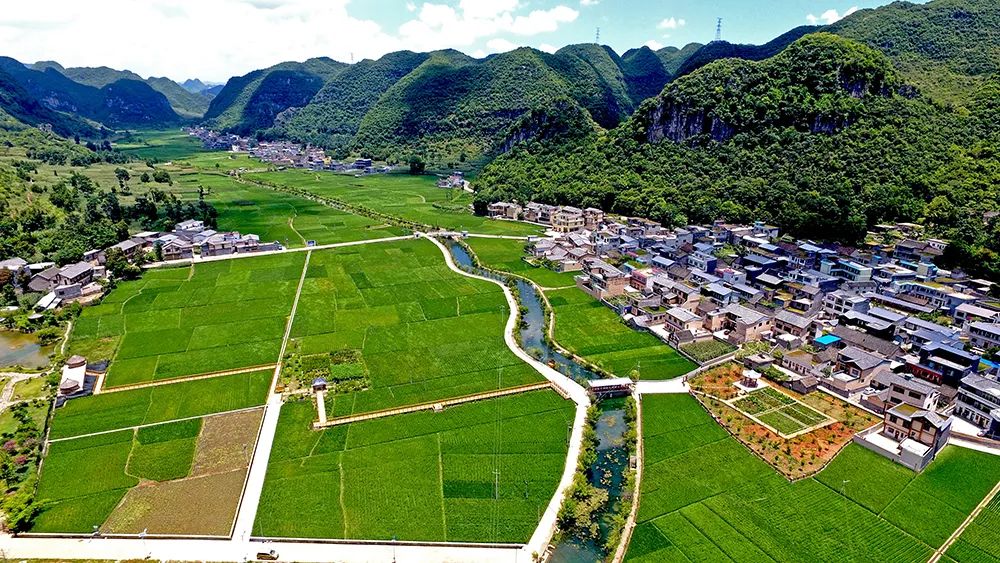 景色迷人的楼纳村.jpg
