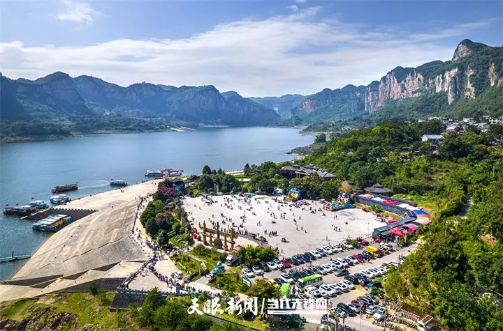 化屋景区游人如织,旅游产业蓬勃发展。史开心 摄.jpg