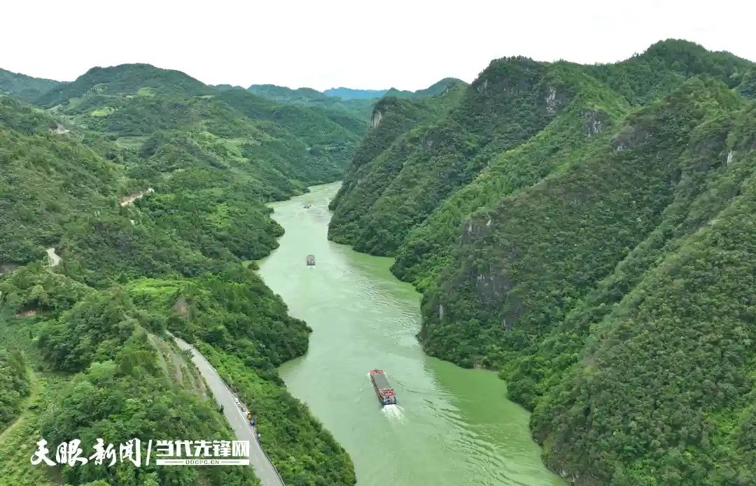 7月14日,贵州乌江集装箱航线首批货轮从遵义沙湾码头驶出,前往重庆涪陵黄旗港,标志着“贵州余庆—重庆涪陵”集装箱班轮成功开航,意味着渝黔在长江航运的合作取得新突破。.jpg