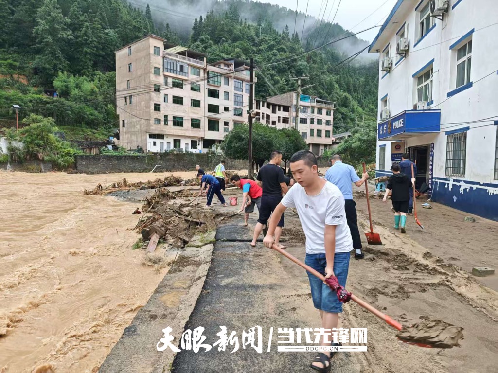 图为，雷山县永乐镇干部职工在平江河旁清理雨后淤泥。_Watermarked_1.jpg