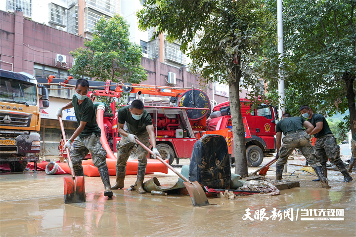 图为武警官兵正在清理道路淤泥6 侯鲁晋摄.jpg