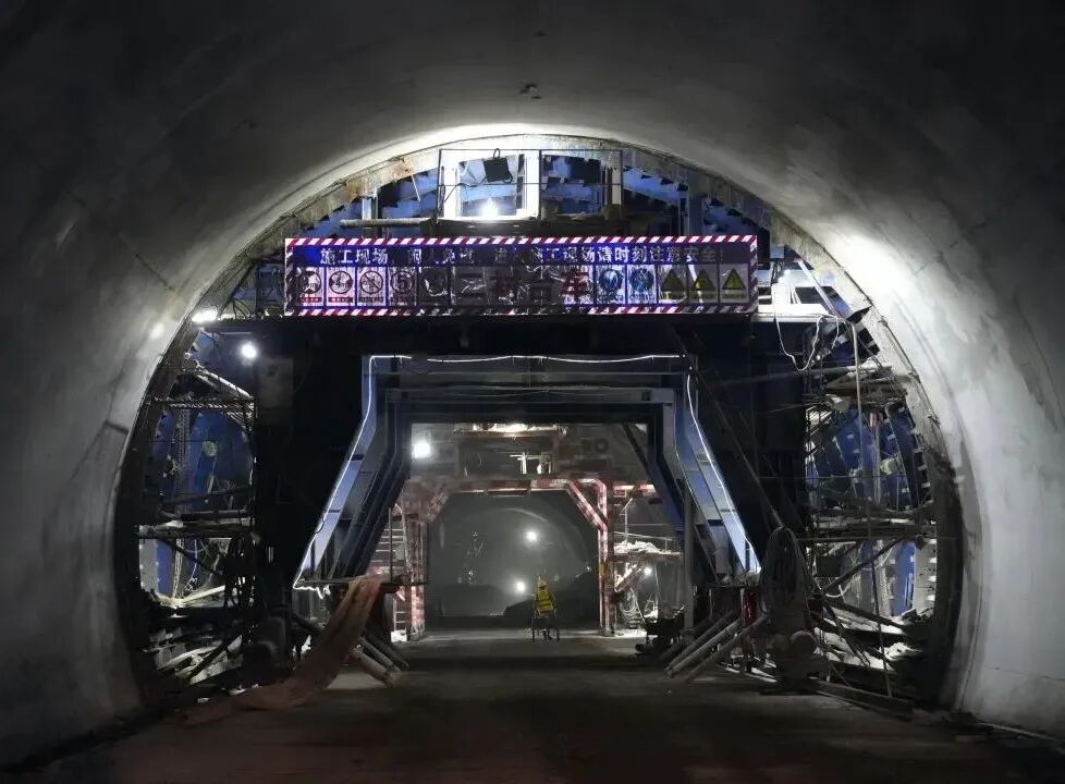 隧道施工现场(张国民摄).jpg