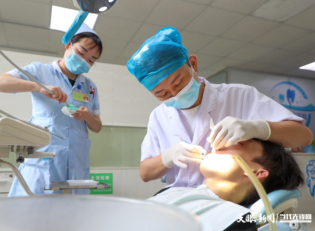dD0xNzYxMjc0NDc4X3I9NzlhMDE4MmVfdz0xMDgwX3E9MTAwX2U9SlBH.webp 玉屏侗族自治县人民医院口腔科,一名医生正在工作。.JPG