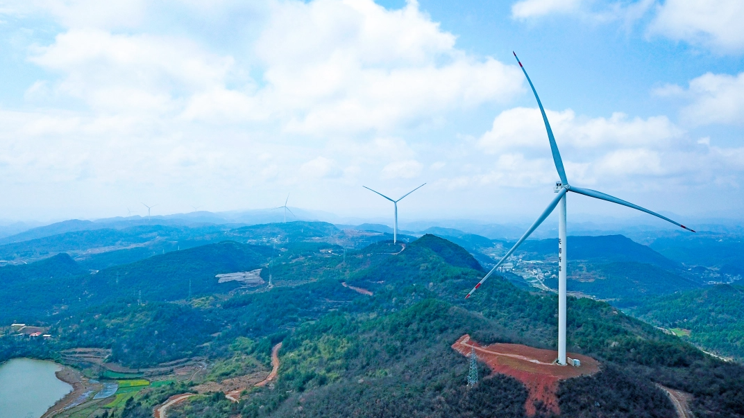 dD0xNzYxMjcyNzgyX3I9MWI5NzBjOTVfdz0xMDgwX3E9MTAwX2U9anBn.webp 铜仁市万山区鱼塘乡风电场风力发电机。.jpg