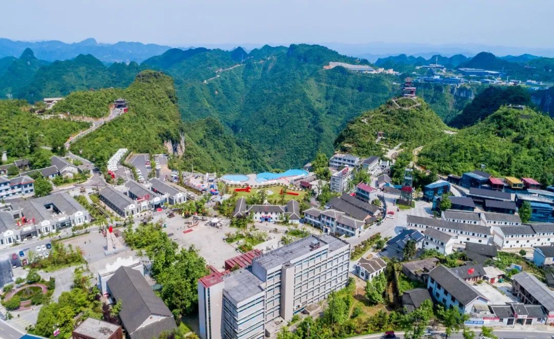 2024年7月16日拍摄的贵州省铜仁市万山区朱砂古镇全景。叶顺强摄.jpg