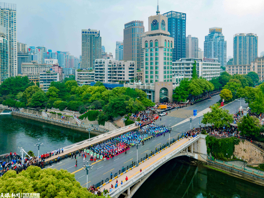 DJI_0423---2025年5月18日上午，贵州民族团结大巡游朝阳桥现场 贵州日报天眼新闻记者 贾智 摄.jpg