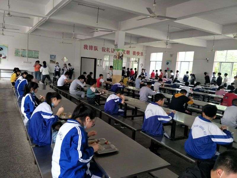 闵孝中学学生在食堂有序就餐