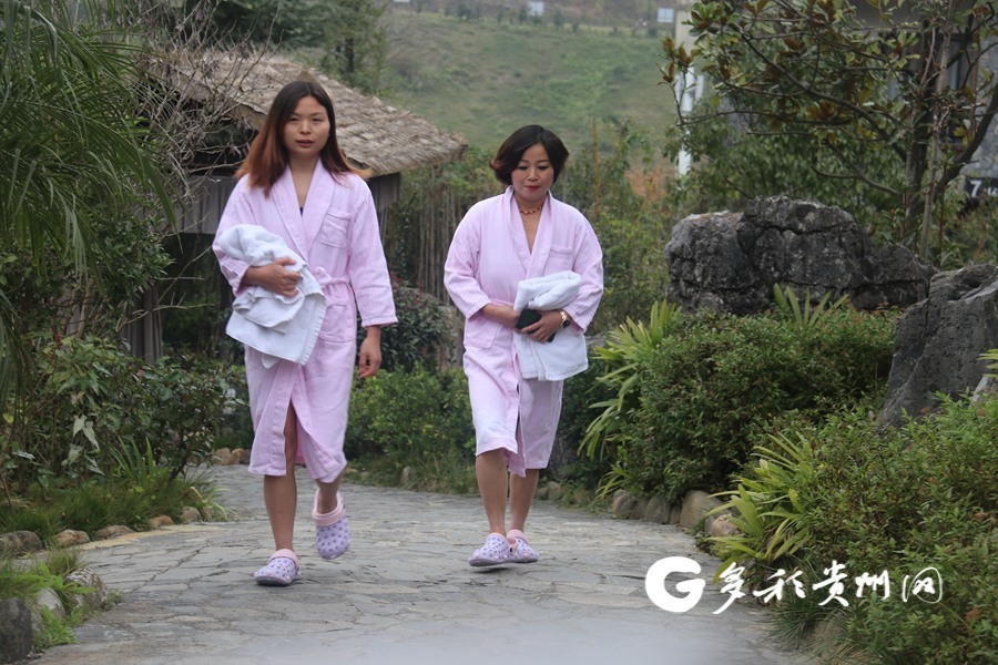 在兴仁市帝贝温泉,前来泡温泉的游客络绎不绝,泡温泉,让游客们舒心