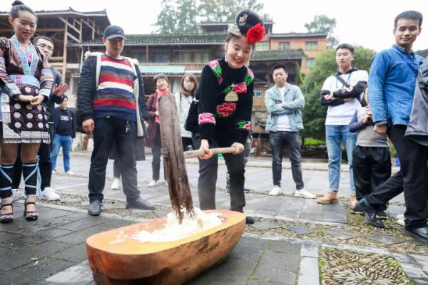 多彩贵州网贵州频道 贵州旅游   牛转新机 新春娱乐多   打糍粑是苗族