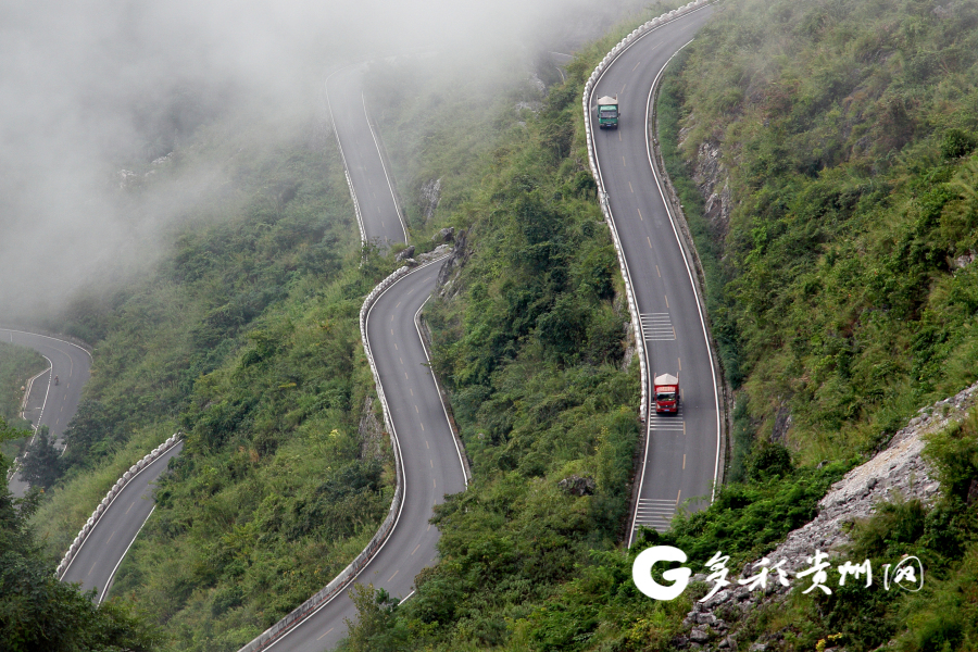 黔西南州贞丰县境内连接北盘江大峡谷的盘山公路.郭泽玉