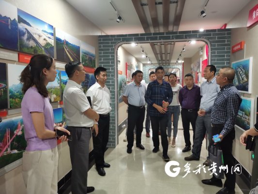 唐隆强(左三)与遵义辣椒产业有关人士交流产业发展意见
