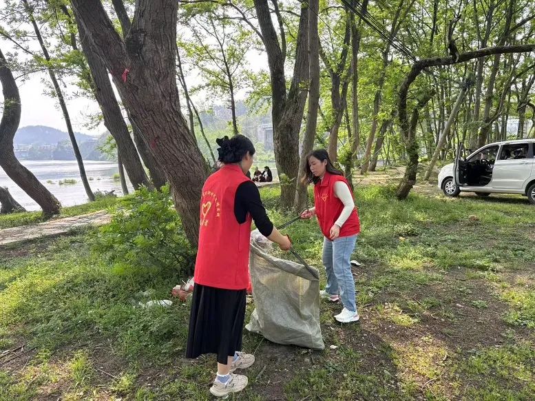 新店镇河口村党支部组织志愿者开展河道环境卫生整治。.jpg