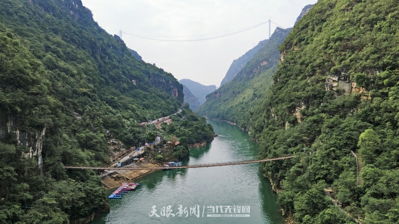 如今的花江铁索桥已成为旅游景点.jpg