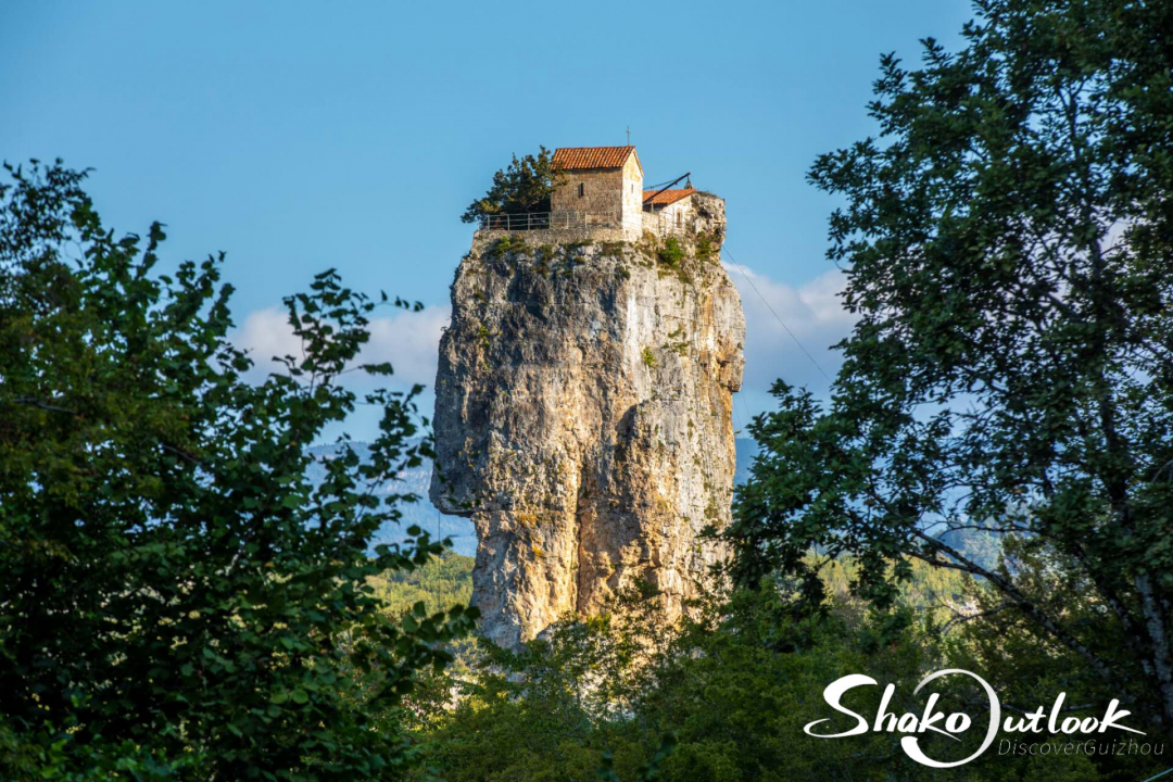 Georgia's Katskhi Pillar and orthodox monastery above it 格鲁吉亚的卡茨基石柱和东正教修道院.jpg