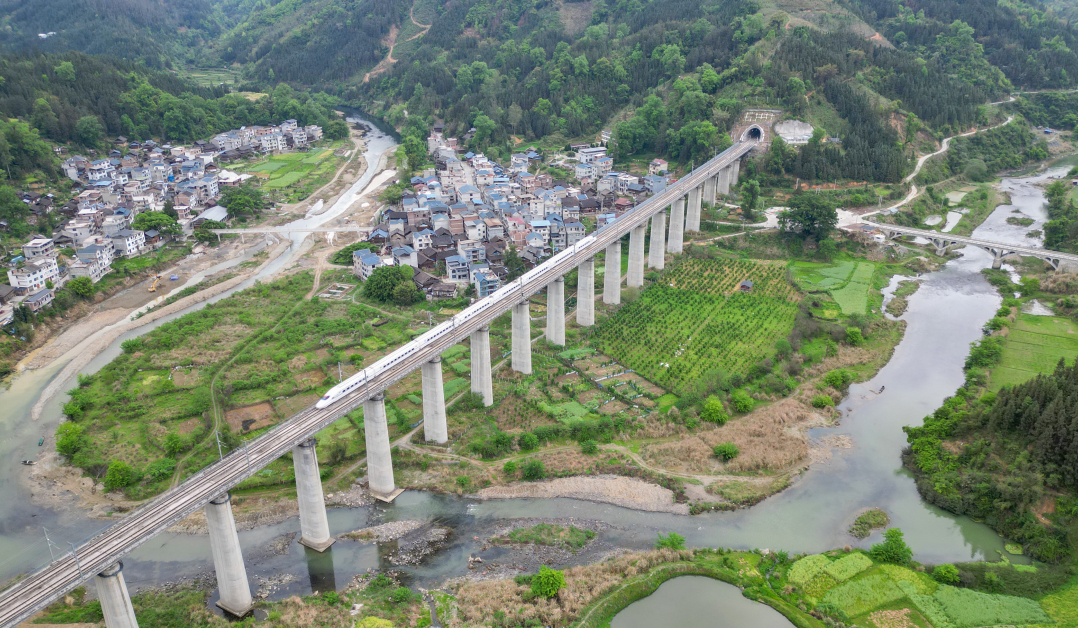 2024年4月2日，一列动车组列车在贵广高铁贵州省从江县谷坪乡段附近行驶。 (4).jpg