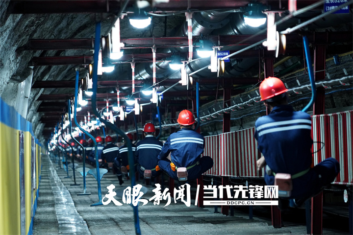 矿工入井作业。.JPG