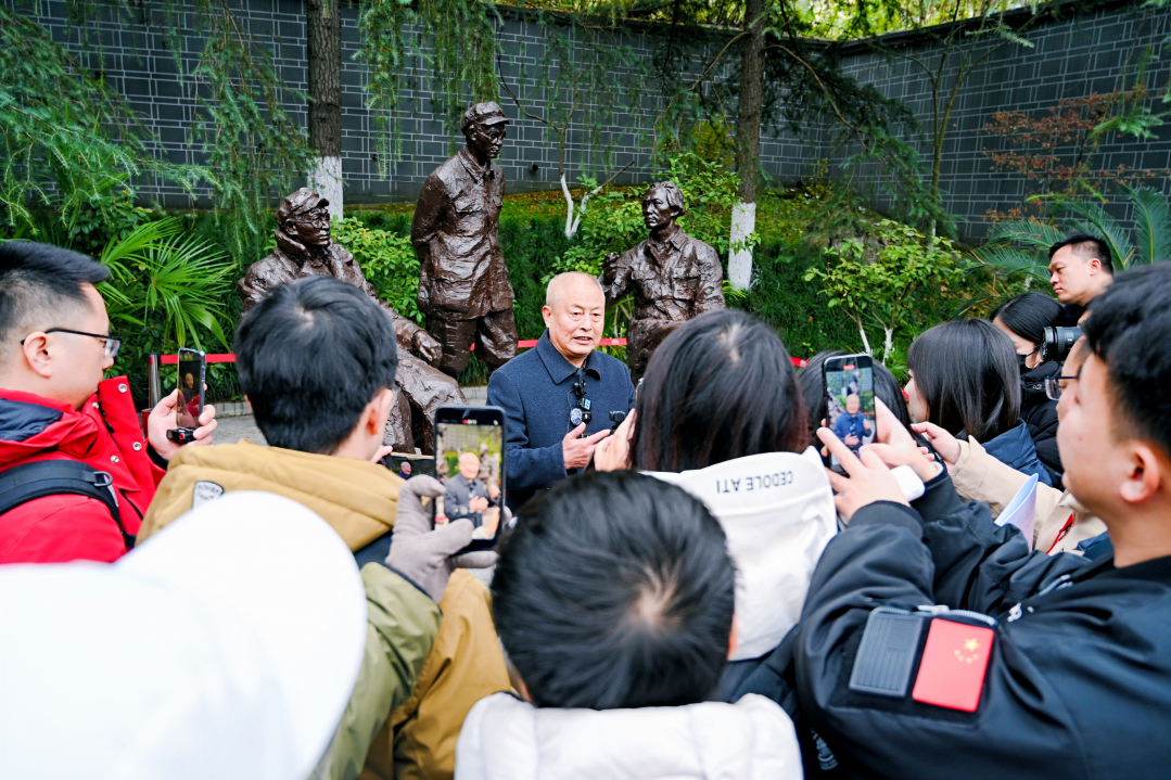 “新时代新征程央地媒体遵义行”采访团开展采访。（贵州日报天眼新闻记者 刘杨 摄）.jpeg