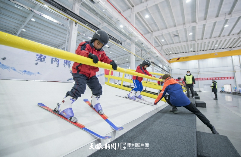 2022年2月19日，在河北省张家口市万全区的冰雪运动培训中心内，小朋友通过教练的指导下，在室内进行滑雪练习。.jpg