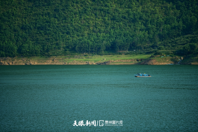 10月12日，一艘游船行驶在鸭池河上。.jpg