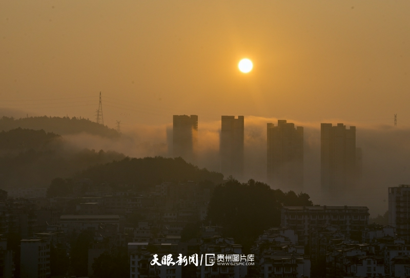 9月17日，贵阳市区出现云海景观，在朝阳的映衬下，城市多了一份朦胧之美。.jpg
