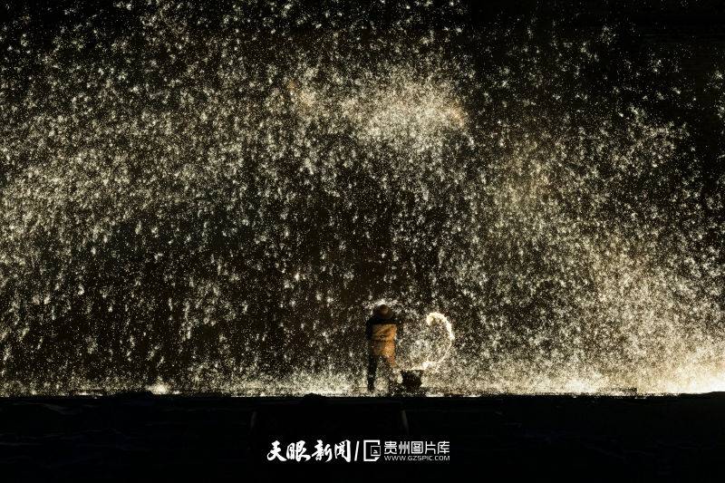 2022年2月15日，村民在河北省张家口市蔚县暖泉古镇表演打树花。.jpg