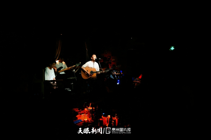 12月3日，在云岩区友谊路一家酒吧内，青年歌手正在弹唱民谣。.jpg