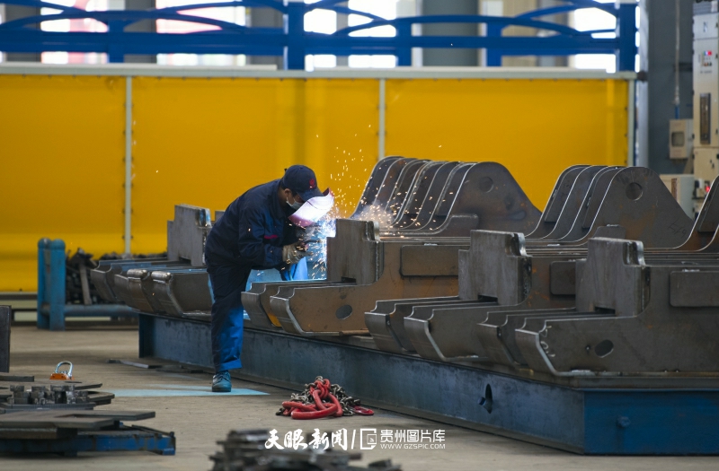 5月26日，位于盘州市红果经济开发区的贵州盘誉泰合机械有限公司内，工人正在进行焊接作业，.jpg