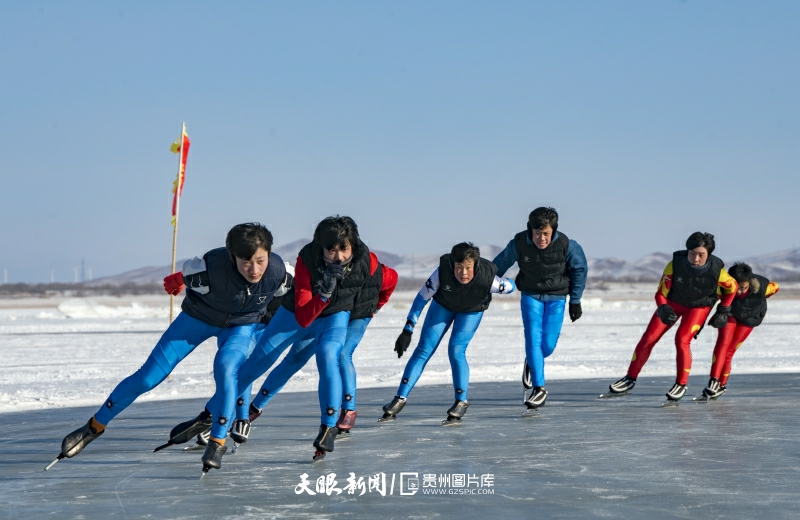 2022年2月5日，在河北省张家口市沽源县天鹅湖，当地青少年正在练习滑冰。.jpg