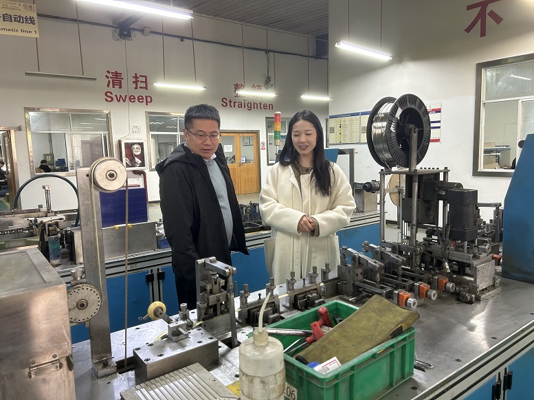 黔东南高新技术产业开发区黄旭东（左）到凯里经济开发区中昊电子有限公司了解企业生产经营中存在的困难，积极协调帮助企业解决困难。.jpg
