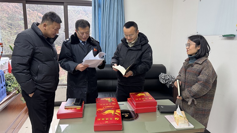 六盘水高新技术产业开发区党建指导员到辖区社会组织党组织查看党务工作资料并进行业务指导。.jpg