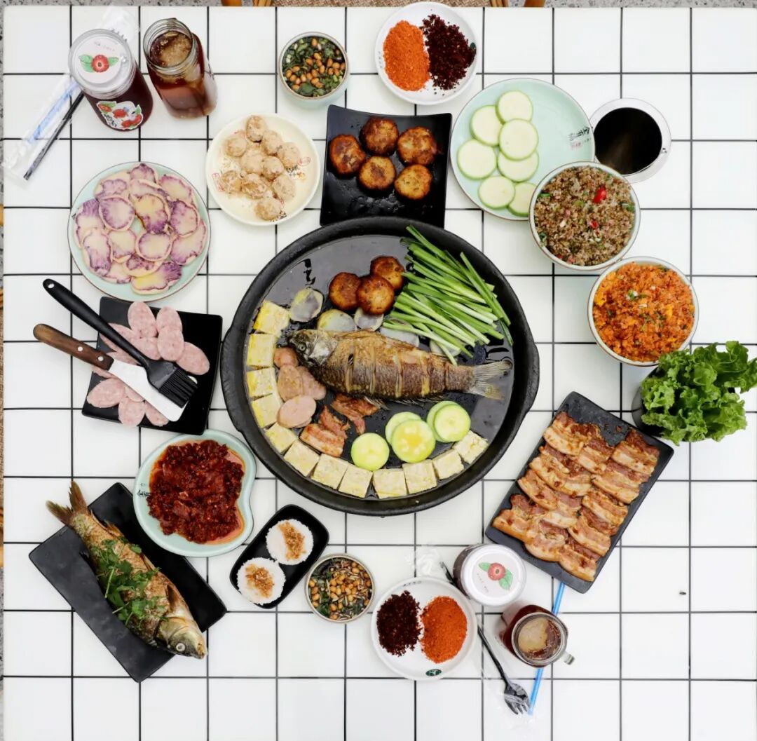 整条鱼、乌洋芋、臭豆腐、酱五花肉、杨梅汤、手工冰粉、精肉鲊炒饭等门店特色菜、特色小吃摆满一桌。.jpg