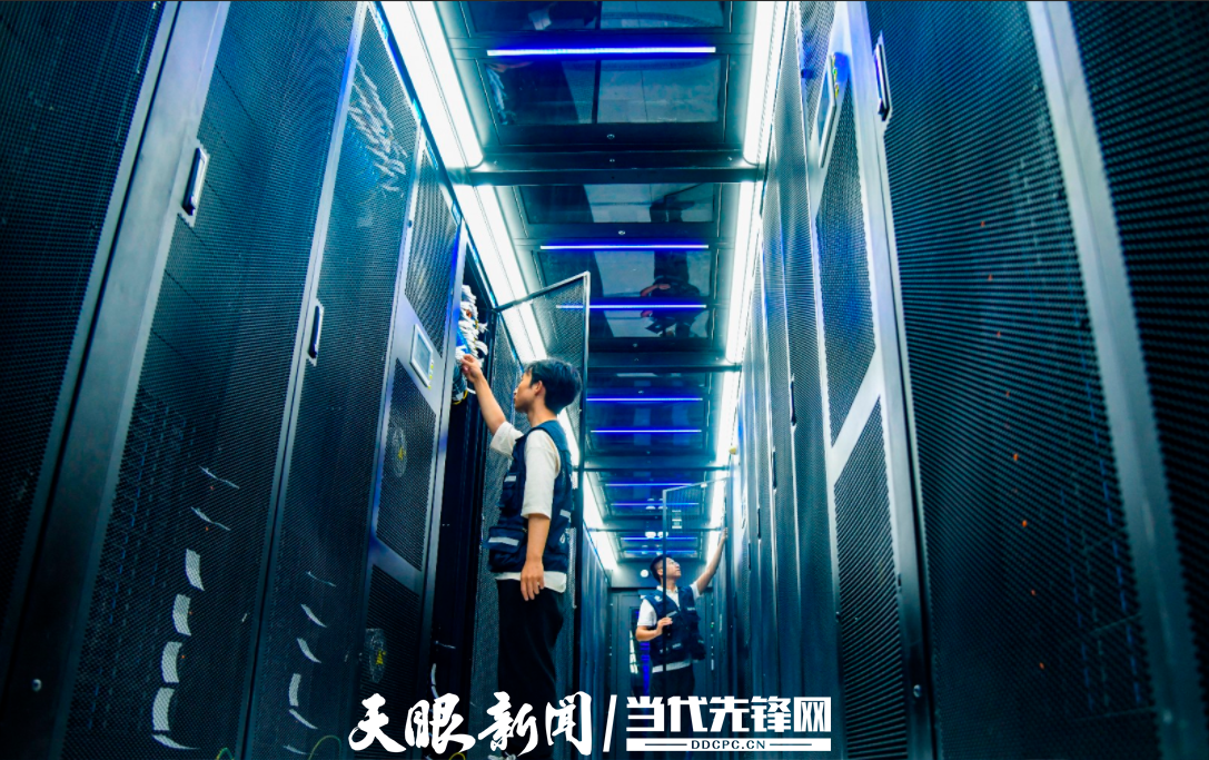 在贵安新区的中国移动（贵阳）数据中心，技术人员在机房内对服务器进行正常巡检工作。杨涛 摄.png