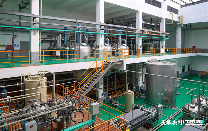 贵州天美锂能新材料有限公司是全省第一家碳酸锂生产企业。目前项目设备已全部安装完成，正在试生产。林民 摄影.jpg
