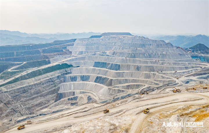 瓮福磷矿白岩矿区穿岩洞矿段是国内行业最大的现代化单体露天磷矿山，矿区面积约为4.21平方公里，露天开采服务年限为26年。林民 摄影.jpg