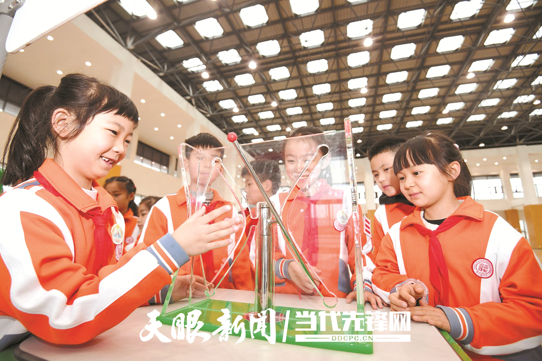 贵阳市尚义路小学学生在流动科技馆巡展现场体验“双曲线槽”科技展品。.jpg