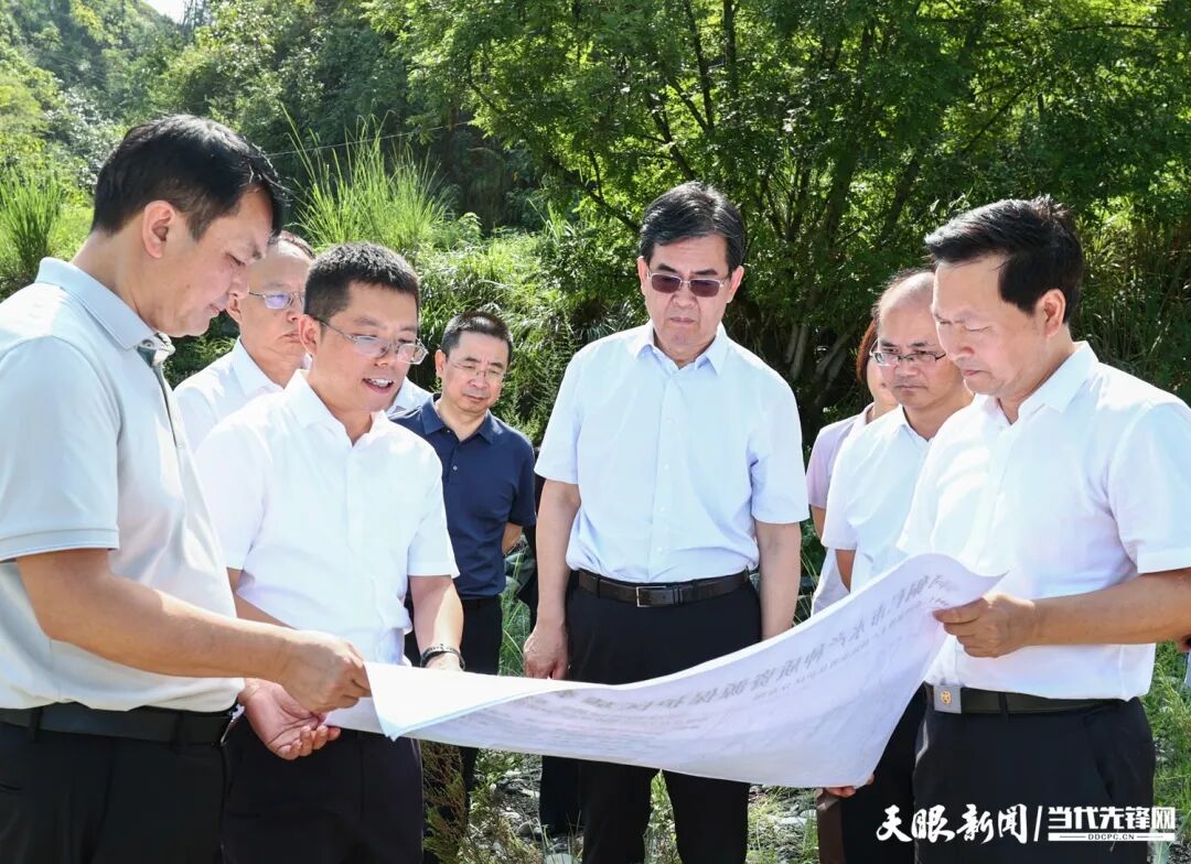图为李炳军在碧江区坝黄镇艾家坪水电站，实地督导中央生态环境保护督察反馈问题整改情况。.jpg