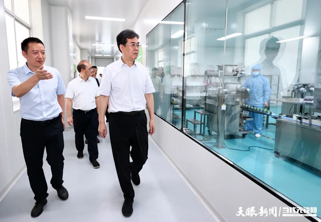图为李炳军在江口县贵贵抹茶食品加工厂调研。.jpg