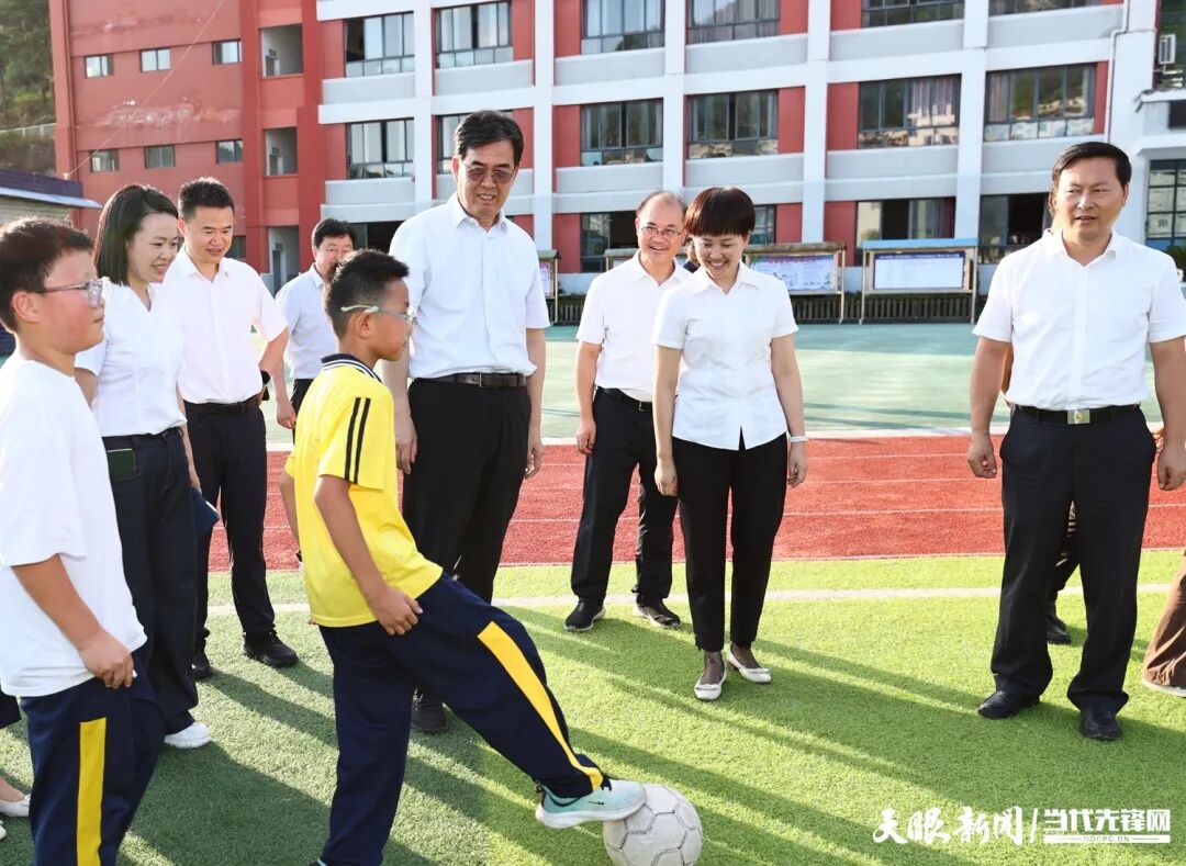图为李炳军在德江县煎茶镇第三小学调研。.jpg