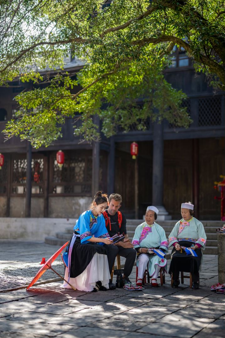 国家地理探险家兼摄影师本·霍顿学习传统刺绣技艺（天龙屯堡）.jpeg