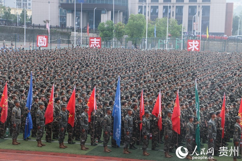 新生整齐列队。人民网 王秀芳摄.jpg