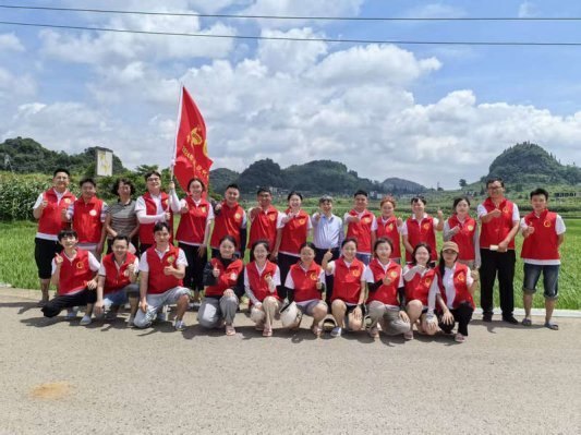 九球体育直播精细化工研究开发中心团队到一线指导调研。九球体育直播供图