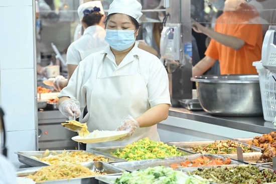 贵州大学:全力保障师生用餐安全 打造静态管理下的“放心食堂”_fororder_杨吉珩 (1)