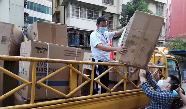 9.贵州省耐一公益基金会捐赠的防疫物资卸货现场。