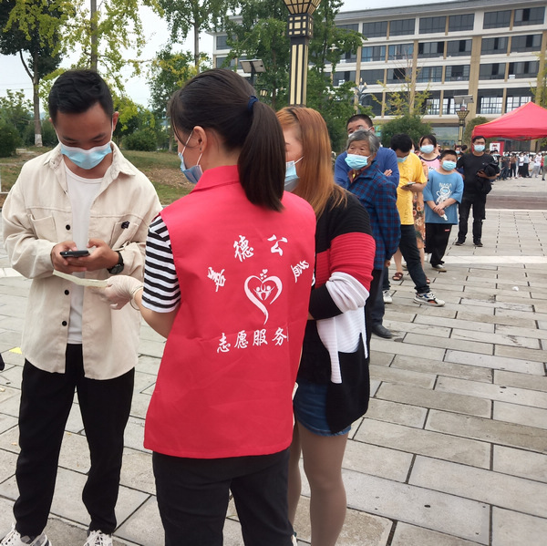 10.贵州省善德公益基金会志愿者在卡点为群众提供服务。