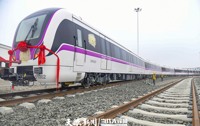 贵阳市轨道交通S1线一期工程首列电动客车.jpg