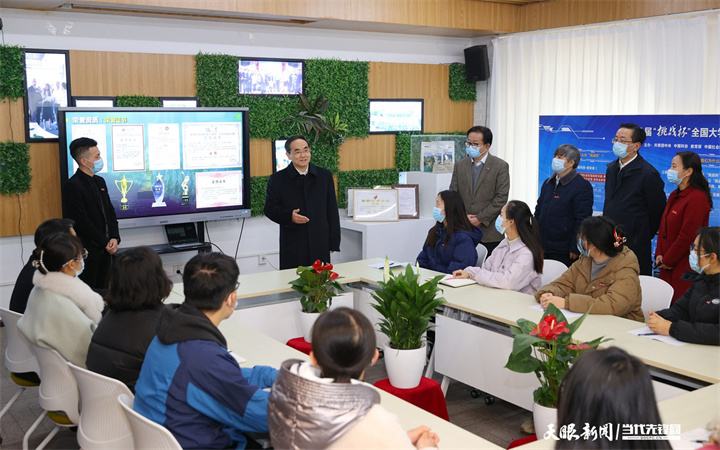 （审定）DPC_1137-1 -----2023年2月16日，省委书记、省人大常委会主任徐麟深入贵州大学调研教育科技人才工作。图为徐麟在贵州大学科技园与正在参加培训的创业青年亲切交流。贵州日报天眼新闻记者 杜朋城 摄影.jpg