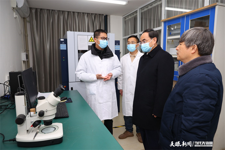 （审定）DPC_0948 -------2023年2月16日，省委书记、省人大常委会主任徐麟深入贵州大学调研教育科技人才工作。图为徐麟在贵州大学绿色农药与农业生物工程全国重点实验室考察。贵州日报天眼新闻记者 杜朋城 摄影.jpg